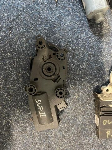 Servomotor - závěs víka levý Škoda Superb II 2 3T 3T0827299B