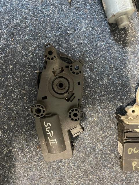 Servomotor - závěs víka levý Škoda Superb II 2 3T 3T0827299B